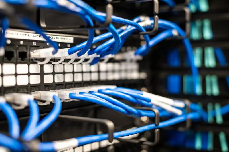 Patch panel, szafa serwerowa, gniazda abonenckie i nne przydatne narzędzia