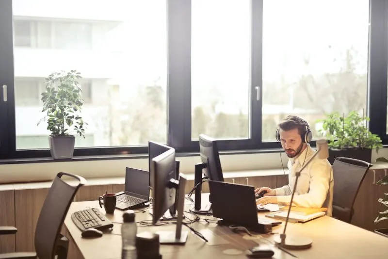 Co to jest helpdesk IT? Definicja, zarobki, oferta outsourcingu