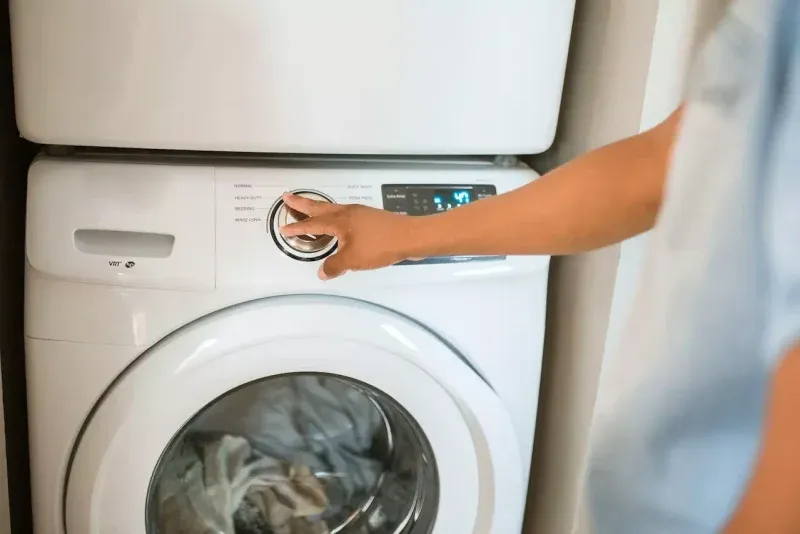 Jak skutecznie zresetować pralkę i przywrócić jej prawidłowe działanie?